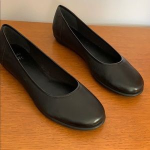 NWOT Clarks fusion soft black flats